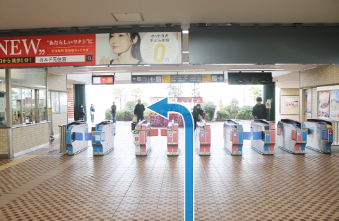 元住吉駅の改札を出て左に曲がります。（「西口」に向かいます。）