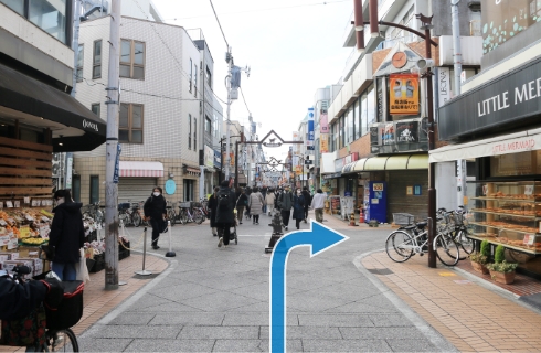 3つ目の角を右に曲がります。