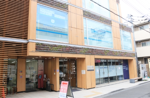 エレベーターを利用して2階までお越しください。